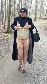 Müslüman kız arkadaşım parkta dışarıda vajinasını gösteriyor.
