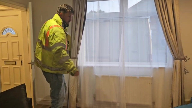 Onlyowain: Spocone buty i wielbienie stóp po ciężkim dniu pracy