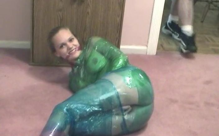 Dangerous Teens: Chica fetiche le encanta ser envuelta en plástico verde con...