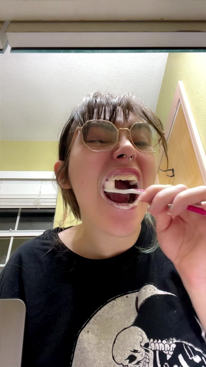 Mushroombitchx: Brushing My Teeth
