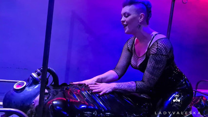 Lady Valeska: 내 여친이 내 보지를 따먹어