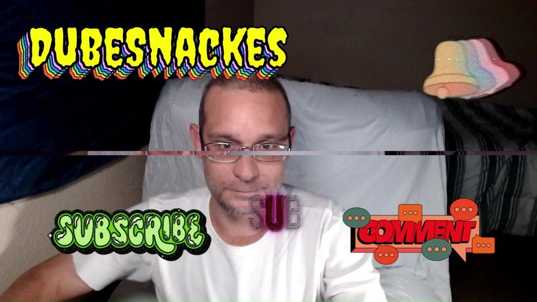 DubeSnackes: Dubesnackes, masturbându-se la miezul nopții înainte de culcare. Întinsă în pat frecându-mi pula.