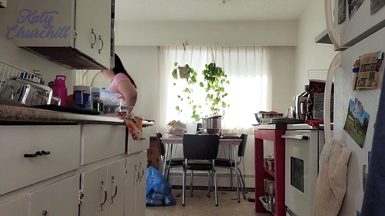 Katy Churchill: Con đĩ béo đi tiểu khắp nơi