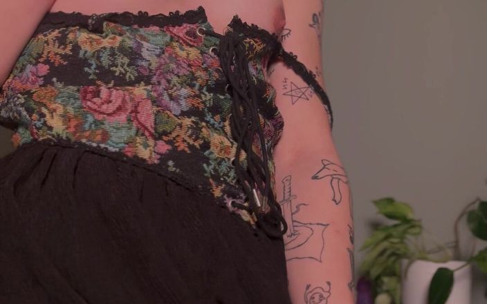 Pastelle Trash: Une trans gothique s’amuse en solo dans une nouvelle robe