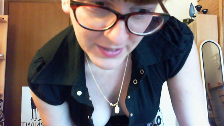 Nicoletta Embassi: Umilită de secretara ta care te jură și te bate tare