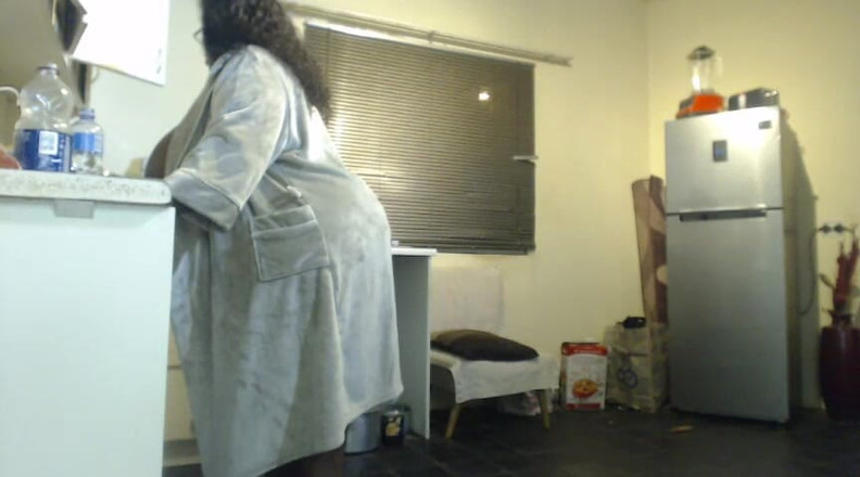 Legendary Booty Overdose: 黑人胖美女一边做家务一边自慰