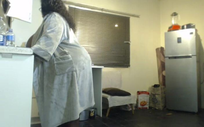 Legendary Booty Overdose: Cewek semok kulit hitam lagi asik masturbasi di rumah