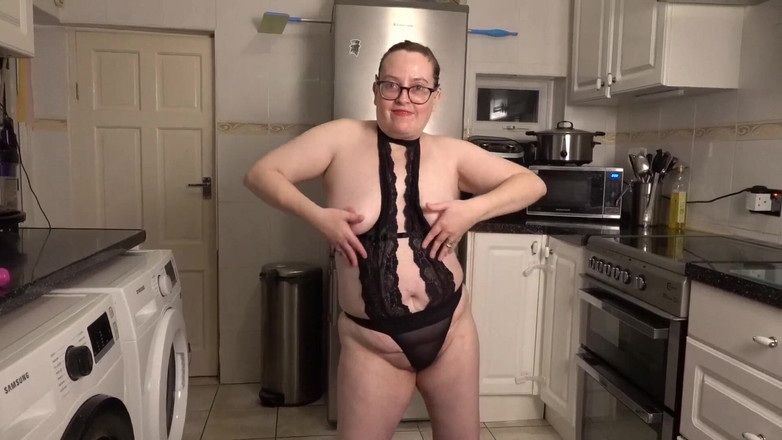 Littlevixen: Сексуальное раздевание в черных кружевном нижнем белье с вибратором