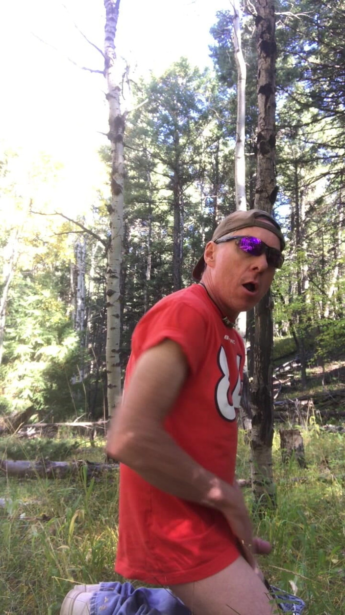 Adam Kaye: ホットなモデル、アダム・ケイが森の中で自分のペニスとお尻を見せる