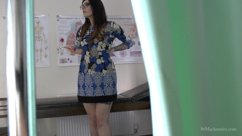 St Mackenzie's Archive: ミス・ヘンドリックスはあなたが見ていることを知って彼女のマンコをいじっています