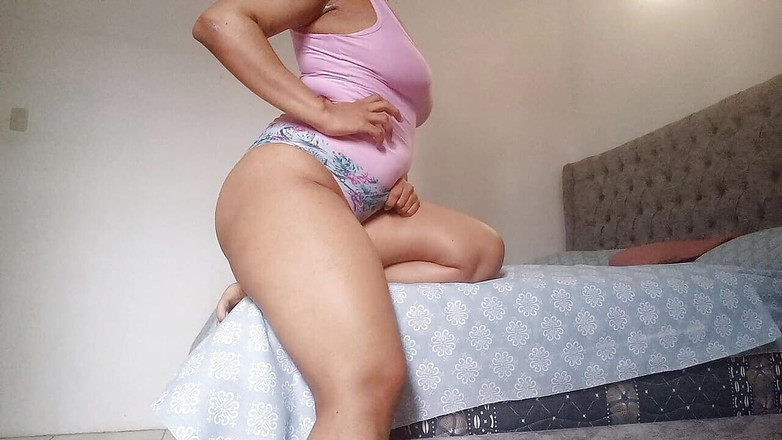 PATY PATY: La mora ci mostra i suoi genitali più eccitanti con...