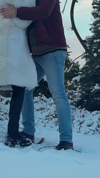 Kongkek cepat di luar pada Snow dalam kot bulu putih salji
