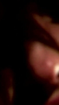 Romyna mirando el suelo