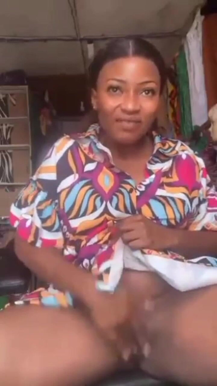 Me and my new slut: Kåt mamma onanerar inuti sin butik, offentlig masterbation sugar mama