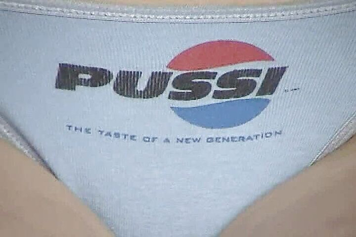 Radical Solo: Si jalang jahat menghisap zakar dan mempermasa pepeknya