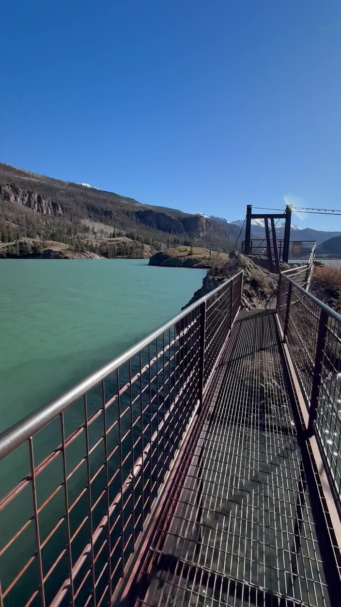 Dahlia Wolf: Feticismo del piede all'aperto attraversando il ponte