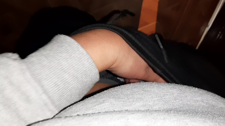 Lesbian-illusion: Bir yabancıyı umumi tuvalette tuvalette mastürbasyon yaparken yakaladım ve aynı...