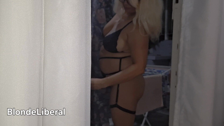 BlondeLiberal: Zlobivá hospodyňka se předvádí kolemjdoucím, zatímco její manžel pracuje