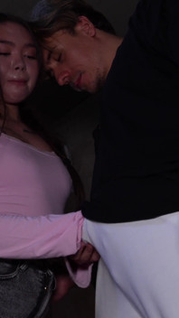 시골 열정! 타락한 이웃은 남편을 피해 내 옆에 숨어 콘돔을 끼워 나에게 뜨거운 섹스를 해줬어