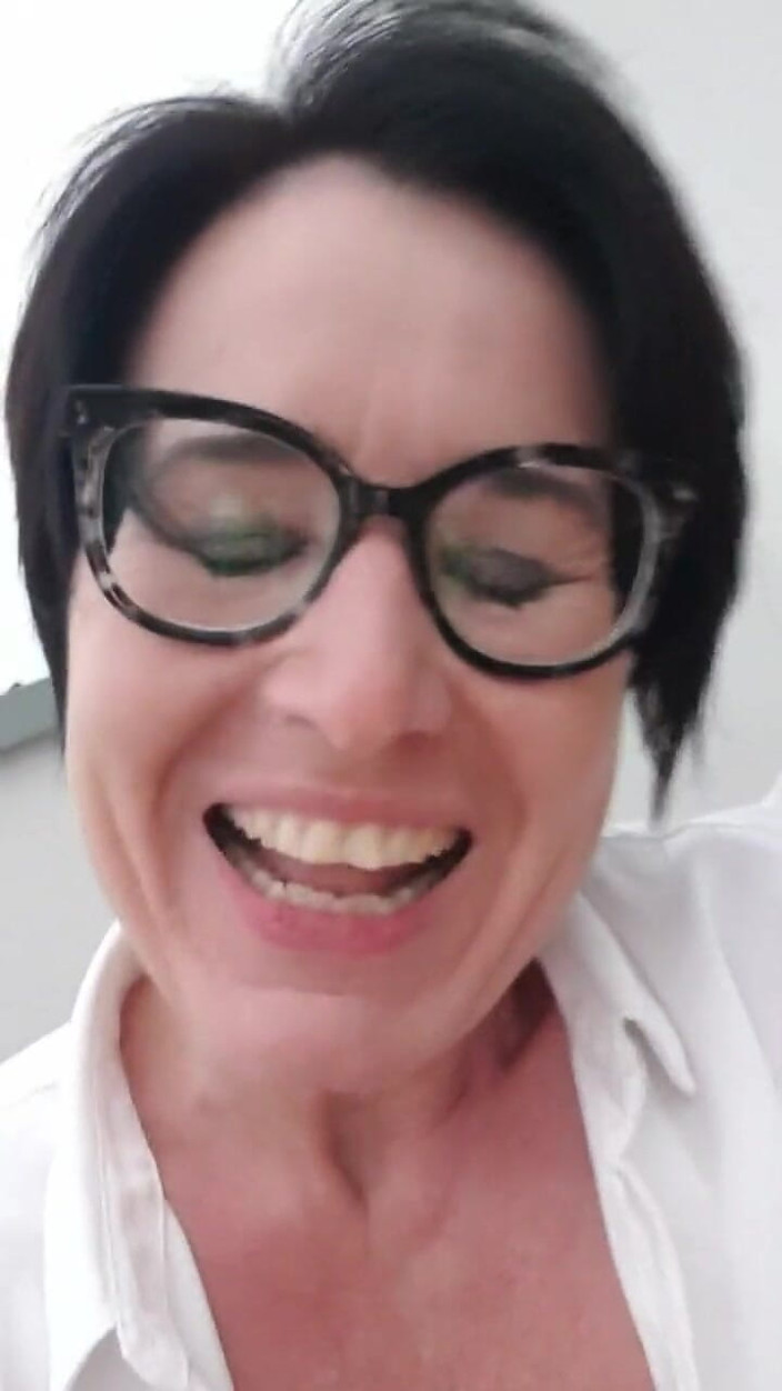 JulieEroticDress: Julie éclabousse sur la terrasse après le travail