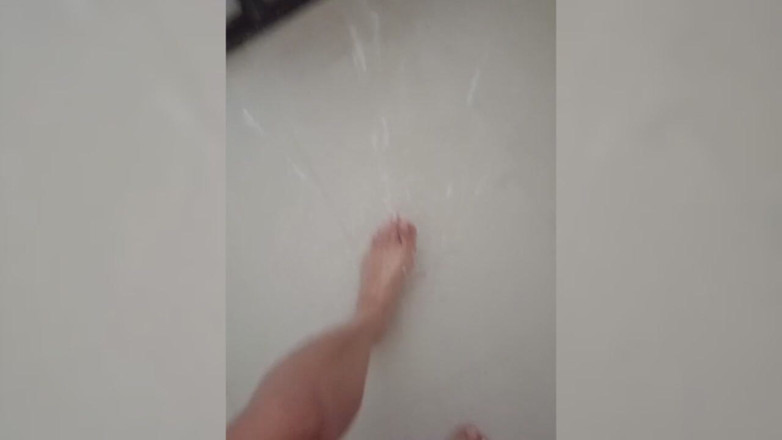 Lulu sweet: Sexy Füße unter der Dusche