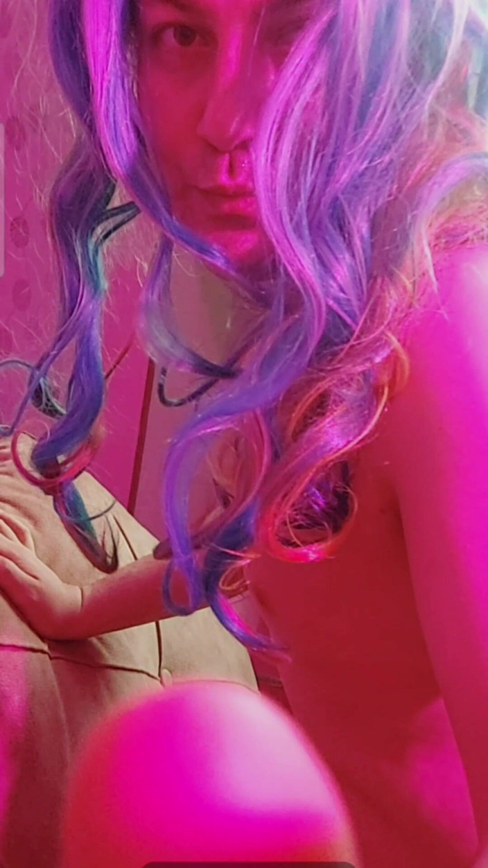 Kitty_Cross: Lelaki Pondan cantik berpantat besar dalam suasana merah jambu gelap...