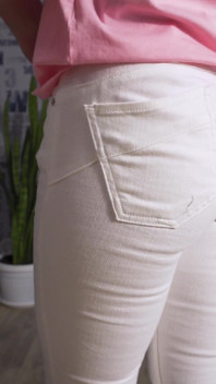 Amatör milf försöker dra jeans och retas synliga trosor