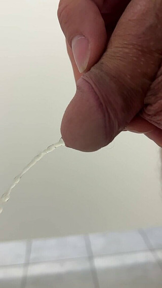 Apomit: Meando lentamente joven de gran polla a pelo con chico...