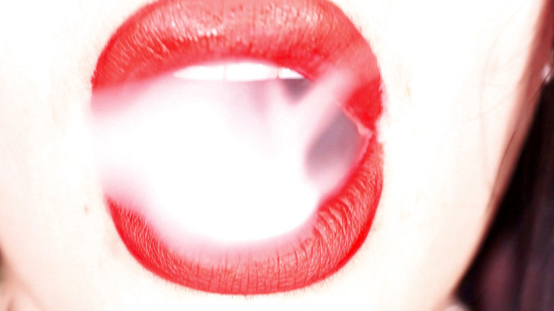 Goddess Misha Goldy: 4k Нанесення червоної помади і гачка для куріння на чорному тлі