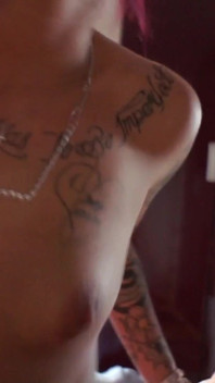Curva roz tatuată este gata de futut