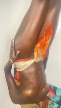 Negresă africană fierbinte zveltă grasă unsă cu țâțe obraznice dans sexy