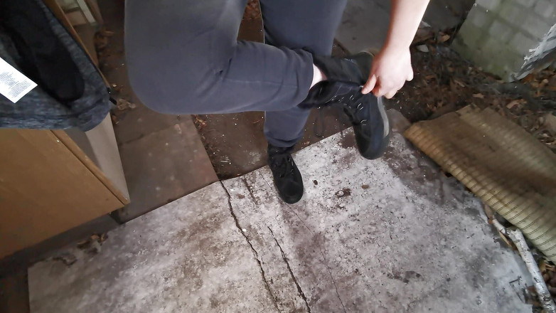 Bouncy Tits Action: Pantat, memek, dan toket dicambuk di gubuk hutan tua