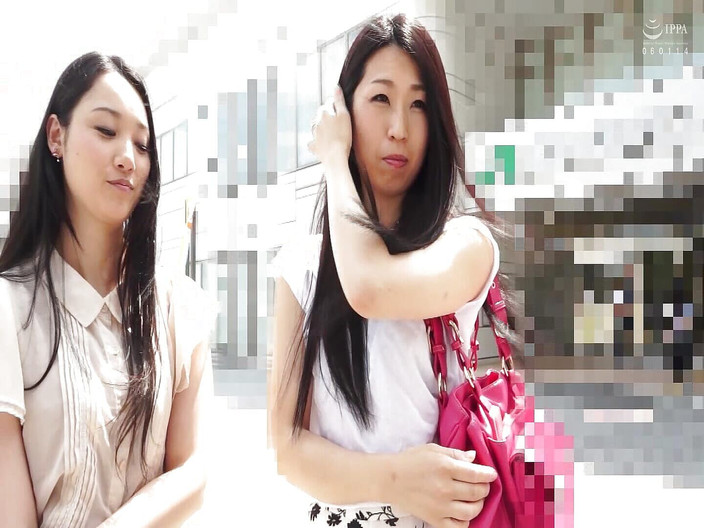 MBM3988: M819g06 Draguer une jeune femme locale soignée et propre, l’invite à...