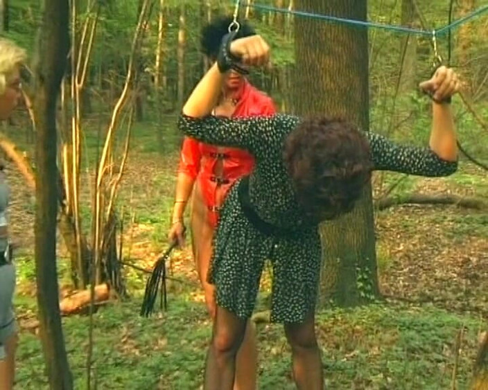Deutscher hardcore: Wartawan blonde Jerman berseronok BDSM di dalam hutan