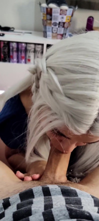 Mijn blanke blondine geeft een perfecte diepe keel