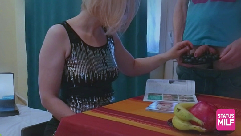 Kett Mun: Aç olgun milf için spermle ıslatılmış üzüm