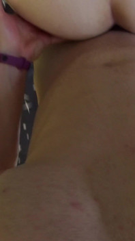 En levrette, éjaculation sur mes seins