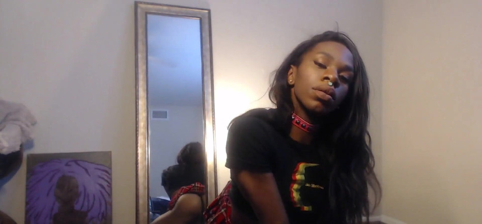 AJ180: Tânăra arată sexy făcând opturi într-o fustă de facultate