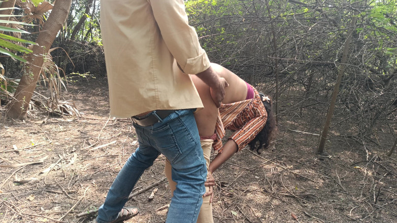 Inba: Studentă futută în aer liber pe la spate