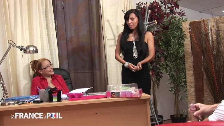 Girls Bang: Tesão de lambendo a buceta dos colegas de quarto