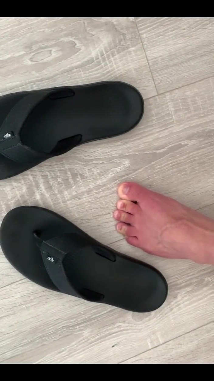 Jasons feet: ‪you Are so Small Under My Feet