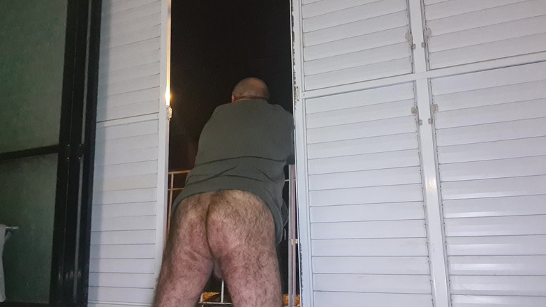 Ilovetobenaked: 太冷了！然而，我在这里，等你，为你暴露！