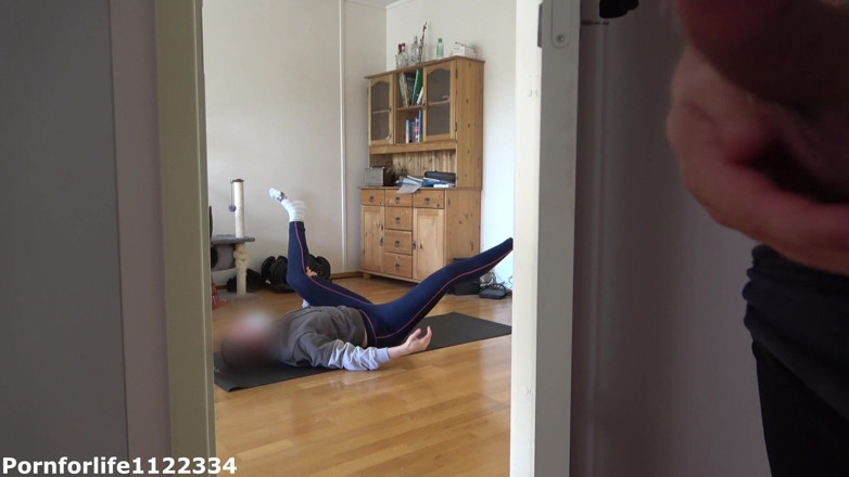 Pornforlife1122334: Saya suka menonton cara adik tiri saya melakukan yoga dan...