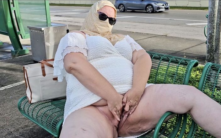 Big ass BBW MILF: Tante seksi berhijab lagi asik masturbasi di tempat umum di...