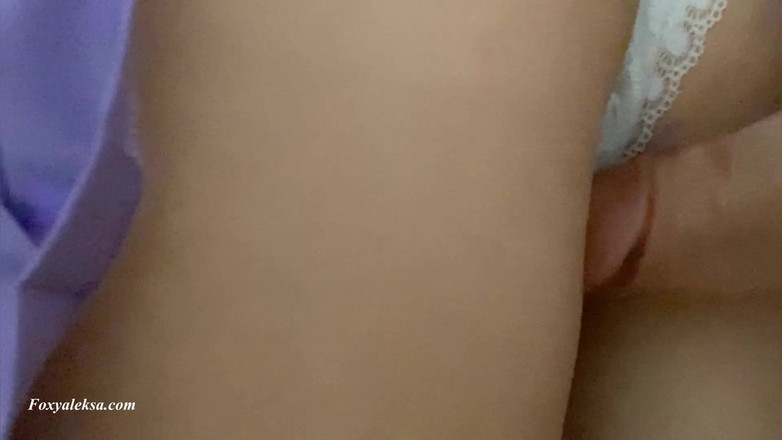 FoxyAleksa: Nějaký špinavý péro pod sukní