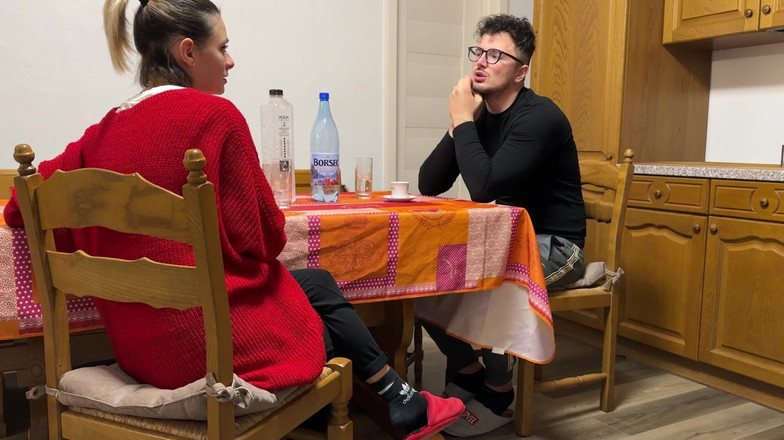 Tommy e Annika: Вагітна підліток-столяр в різних позах. Багатий діалогами італійською, POV, пастушками