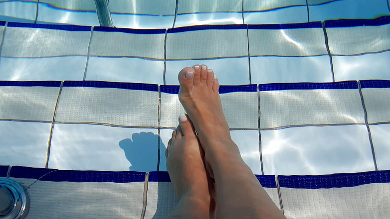 Fetish intimmedia: Foot fetiš hra v bazénu