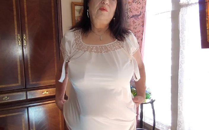 Zilah Luz: Usando mi camisón abuela masturbándose muy mojado mi peludo coño