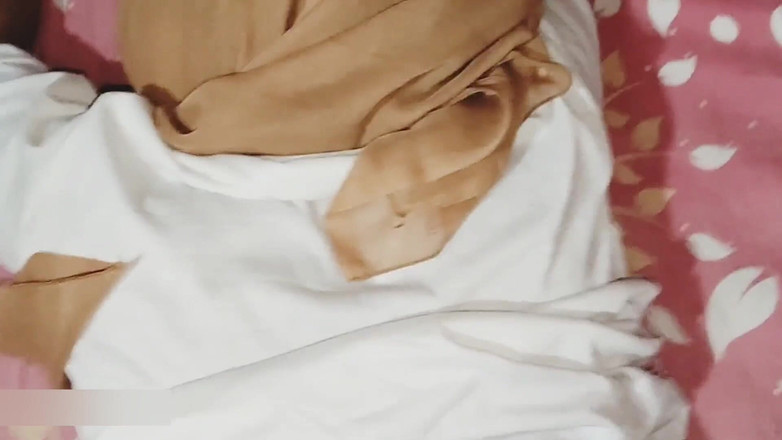 Pasutri indo: Uma aluna usando um hijab fez sexo com seu professor