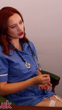 Sexy verpleegster Greene vertelt je hoe je je enorme harde pik kunt aftrekken